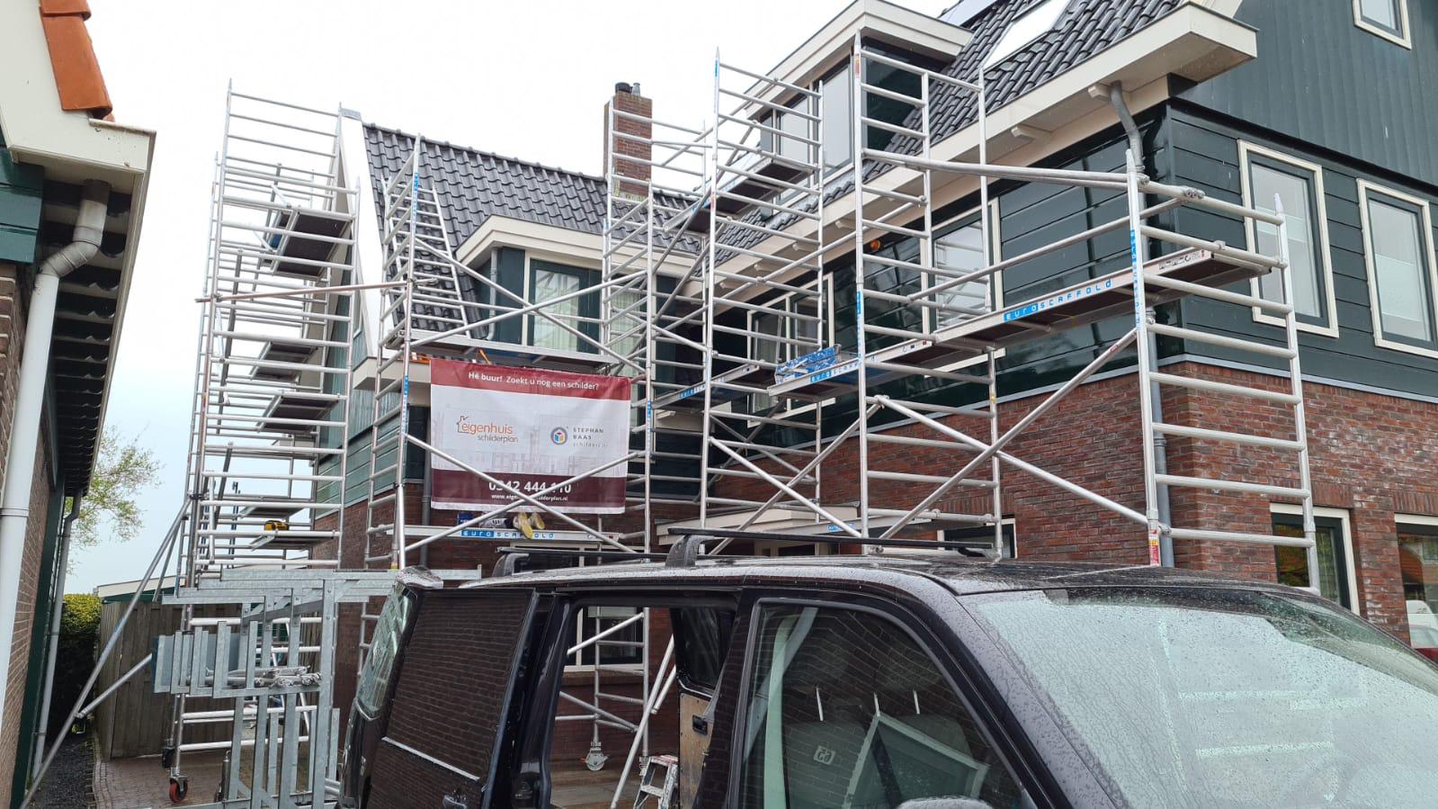 Buitenschilderwerk met steigers in Apeldoorn