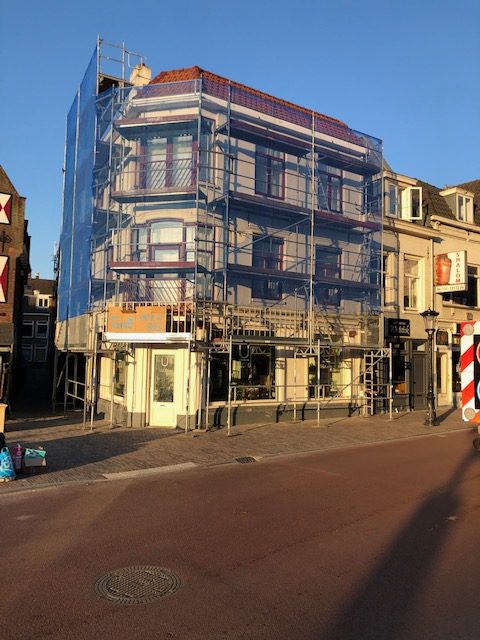 Buitenschilderwerk met steigers in Apeldoorn