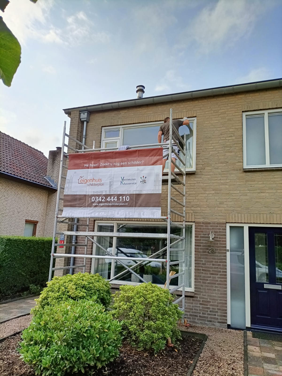 Schilderwerk in uitvoering op steiger in Apeldoorn